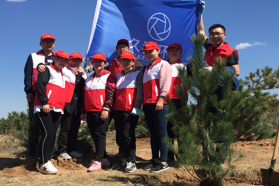 久科環(huán)保參加2017年東勝區(qū)團(tuán)委植樹活動(dòng)